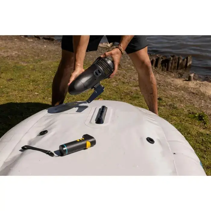 w24264-action-13-spinera-underwater-powerfin-scooter.webp