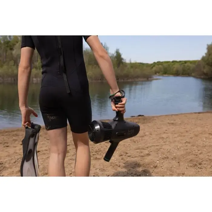 w24264-action-07-spinera-underwater-powerfin-scooter_1.webp