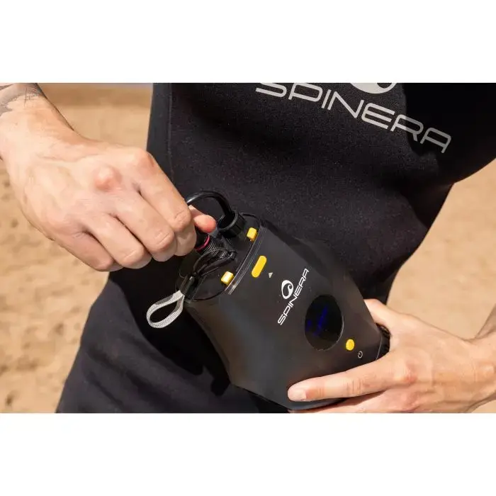 w24264-action-04-spinera-underwater-powerfin-scooter.webp